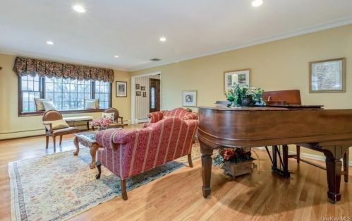 345 Svahn Dr, Valley Cottage NY 10989-1608 exterior