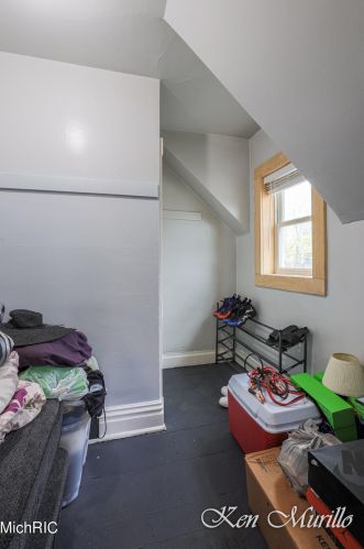 1556 Queen Ave, Grand Rapids MI 49505-4959 exterior