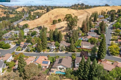 3020 Shetland Dr, Concord CA 94523-1606 exterior