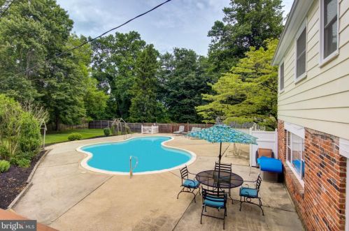 735 Hickory Ln, Berwyn PA 19312-1438 exterior