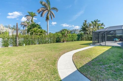 2870 Leeward Ln, Naples FL 34103-4038 exterior