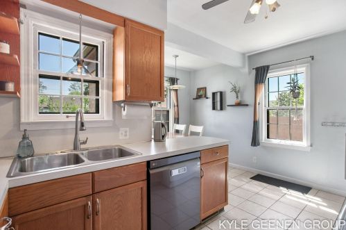 1114 Northlawn St, Grand Rapids MI 49505-3724 exterior