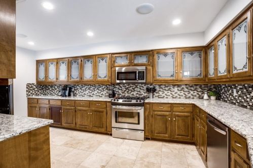 1049 Frst Grv Dr, Dallas TX 75218-2333 exterior