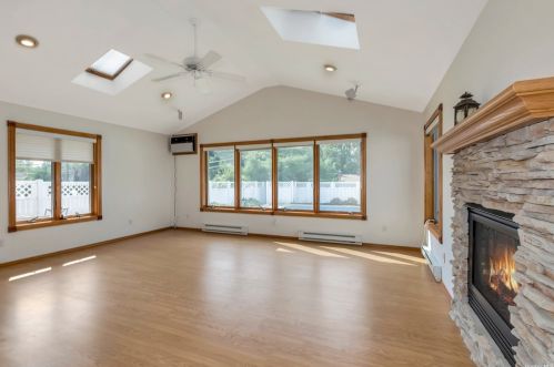 6 Gaymor Ln, Commack NY 11725-1305 exterior