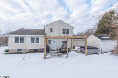 30 Stratfordshire Dr, Wantage NJ  07461-4223 exterior