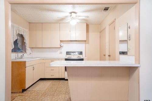 802 Lane Wells Dr, Longview, TX 75604-4015