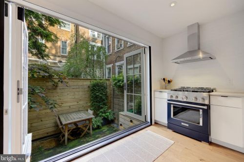 320 Iseminger St, Philadelphia PA  19107-5904 exterior