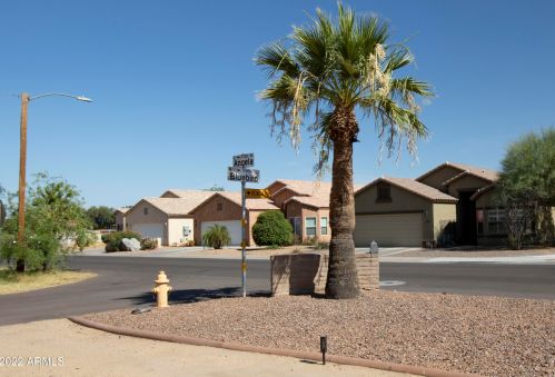 2240 Angela Dr, Phoenix AZ 85032-2351 exterior