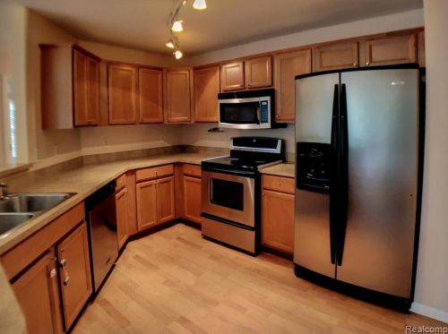 19206 Alexa Dr, Walled Lake MI  48390-5837 exterior