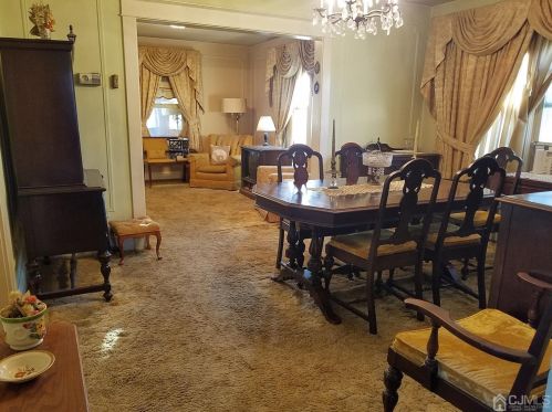 5 Duclos Ln, Edison, NJ 08817-3401