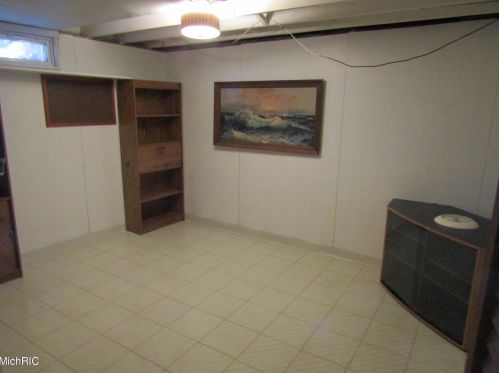 946 Quarterline Rd, Meskegon MI 49444-9705 exterior