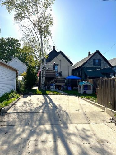 2470 7 St, Milwaukee WI 53215-3227 exterior