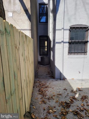 1335 Emerald St, Washington DC 20002-5432 exterior