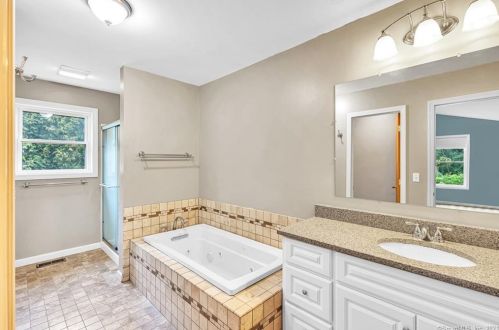 10 Pheasant Run, Windsor CT 06095-1549 exterior