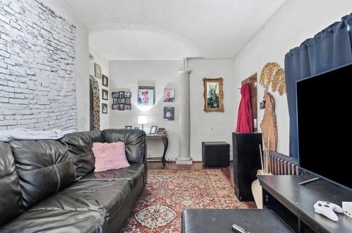 2432 Berg St, Pittsburgh PA  15203-2704 exterior