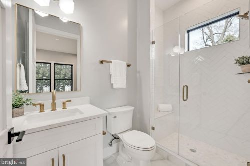 1422 Mayflower Dr, Mc Lean VA 22101-5615 exterior