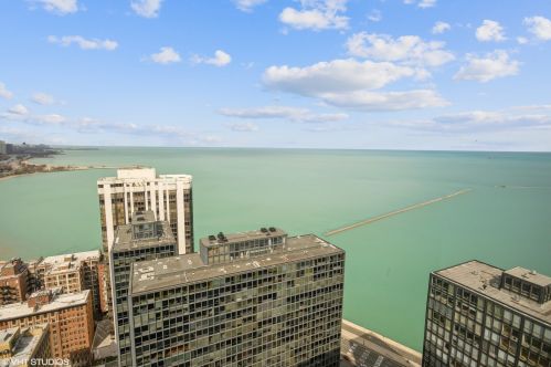 260 Chestnut St, Chicago IL  60610-3112 exterior