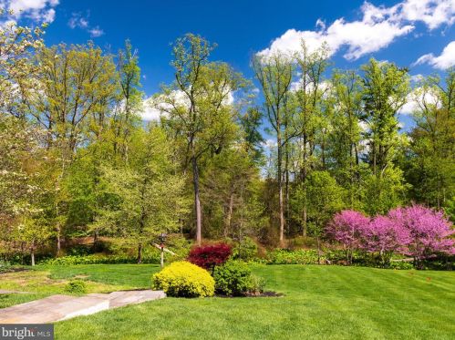 271 Blackburn Dr, Berwyn PA  19312-2801 exterior