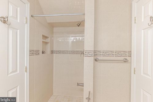 5837 Biscayne Dr, Alexandria VA  22303-1925 exterior