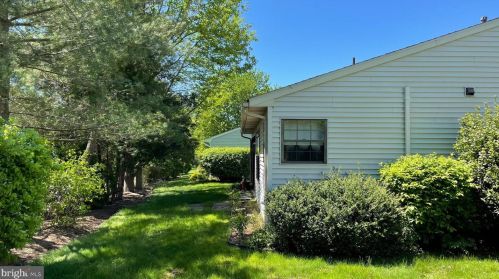 25 Fernwood Ct, Columbus NJ 08022-1027 exterior