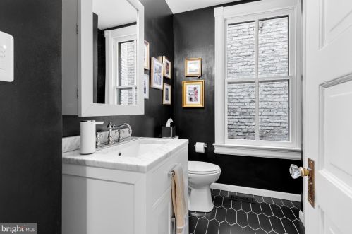 404 6 St, Washington DC 20003-2703 exterior