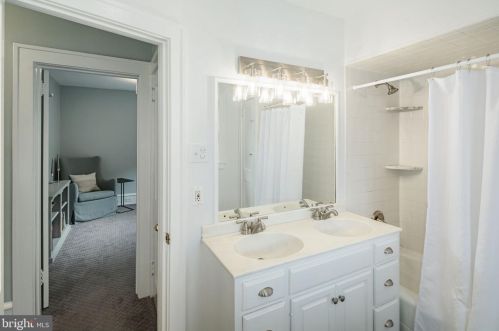 400 Beechwood Ave, Tavistock NJ 08033-1105 exterior