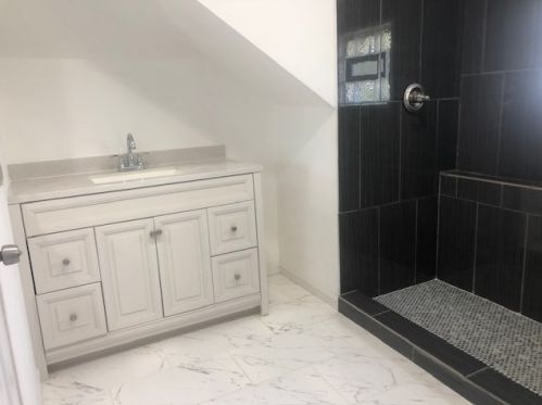 8422 Saginaw Ave, Chicago IL 60617-2028 exterior