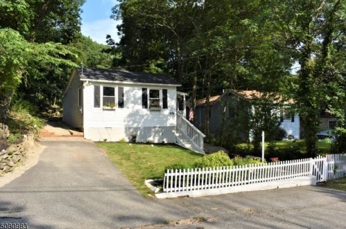 109 Vermont Trl, Hopatcong, NJ 07843-1121
