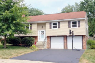 449 Ashford Dr, Lancaster PA  17601-3554 exterior