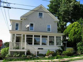 32 Channing St, Middletown, RI 02840-2127