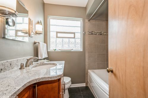 5523 Rosedale Ave, Chicago IL 60646-5311 exterior