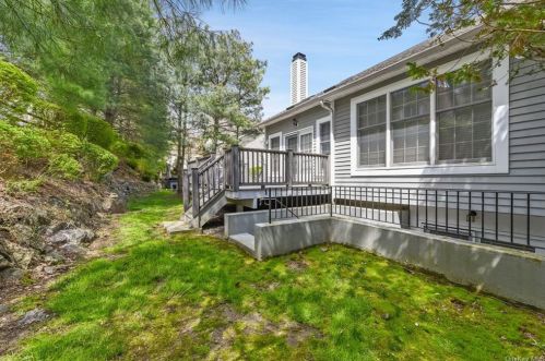 19 Caruso Pl, Armonk NY 10504-1366 exterior