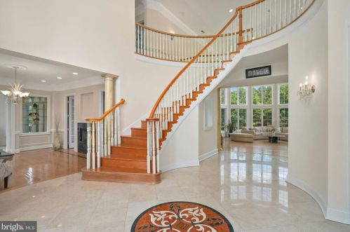 12705 Greenbriar Rd, Rockville MD 20854-6324 exterior