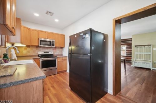 10 Poplar Grove Ter, West Milford Lakes NJ  07480-4006 exterior