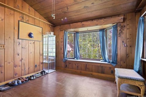 158 Center St, Windsor Locks CT 06096-2409 exterior