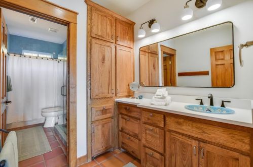 610 Crystal Crk Dr, Austin TX 78746-4728 exterior