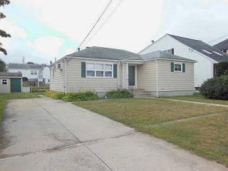 84 A St, Cranston, RI 02920-4104