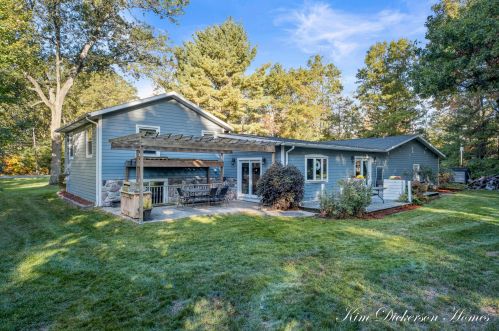 1404 Wolf Lake Rd, Meskegon MI 49442-1948 exterior