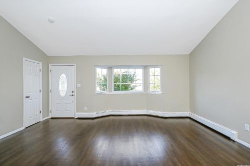 2 Gehrig St, Commack NY 11725-2006 exterior