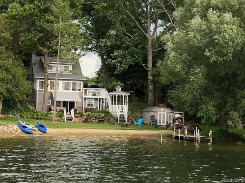 2191 Gray Rd, Lake Nepessing, MI 48446-9060