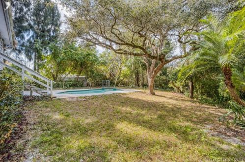 9101 Indian Riv Dr, Fort Pierce FL 34982-7824 exterior