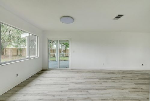 1925 Redwing Cir, Fort Pierce FL 34952-8834 exterior