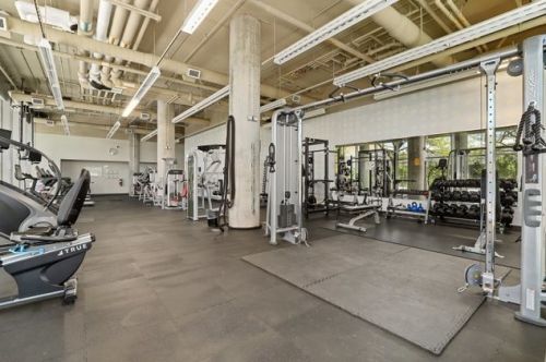 860 Blackhawk St, Chicago IL  60642-2510 exterior