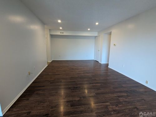 209 Edison Glen Ter, Edison NJ  08837-2922 exterior