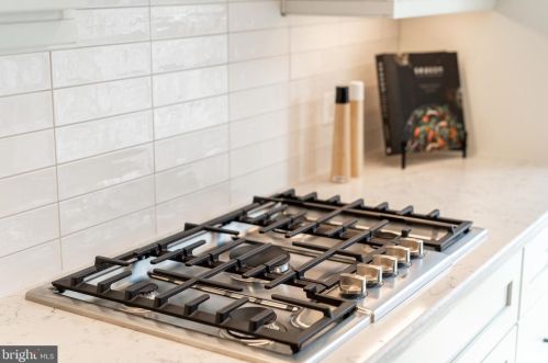 10272 Grosvenor Pl, Rockville MD 20852 exterior