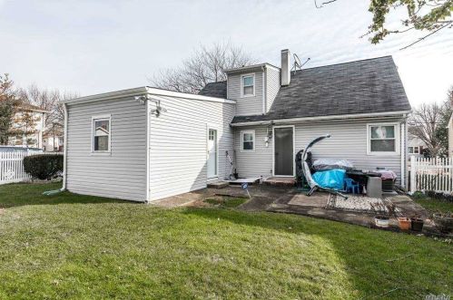 47 Carl St, Valley Stream NY 11580-4035 exterior