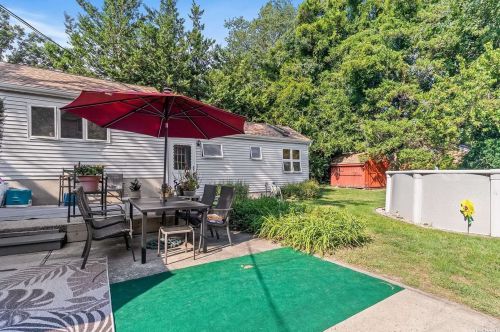 12 Cedarwood Dr, Huntington Station NY 11746-1305 exterior