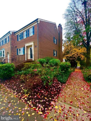 6322 Golf Course Sq, Alexandria VA  22307-1225 exterior