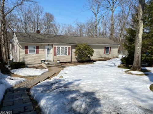 81 Sutton Trl, Hopatcong, NJ 07843-1737