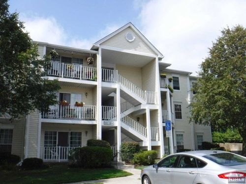 989 Boxwood Ct, Mahwah, NJ 07430-2346